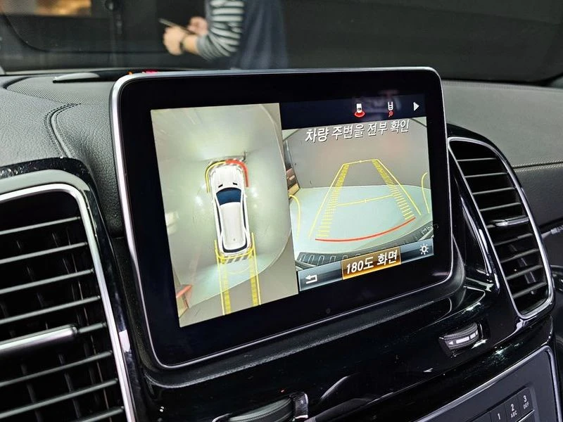 Mercedes-Benz GLE 63 AMG 4MATIC* HARMAN KARDON* DISTRONIC* 360* TV* PANO* , снимка 12 - Автомобили и джипове - 55336250