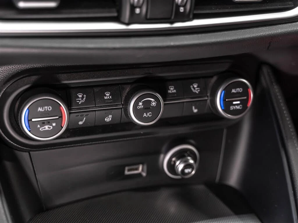 Alfa Romeo Stelvio VELOCE* HARMAN/KARDON* DISTRONIC* ПАНОРАМА* КАМЕРА, снимка 11 - Автомобили и джипове - 54801488