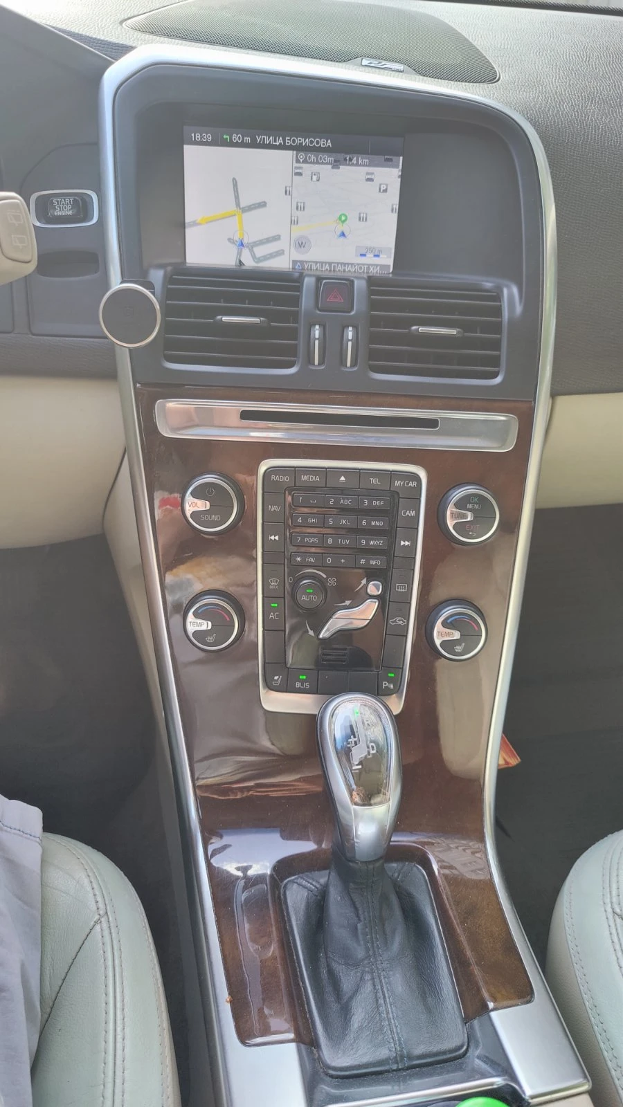 Volvo XC60 3.2i + LPG FWD, снимка 9 - Автомобили и джипове - 55416235