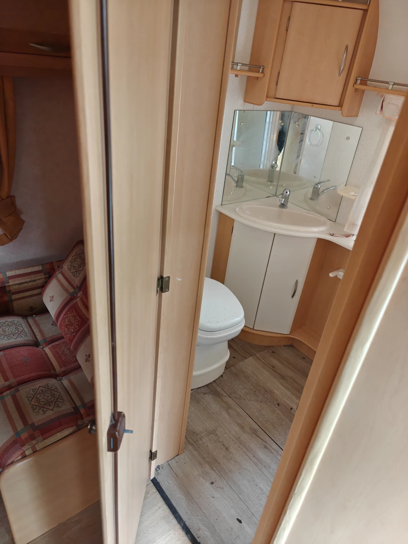 Каравана Coachmen Amara 520/4, снимка 8 - Каравани и кемпери - 56674223