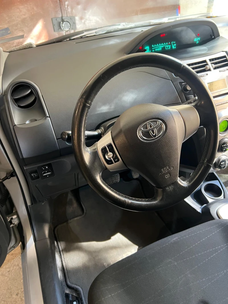 Toyota Yaris 1.3, снимка 7 - Автомобили и джипове - 49609446