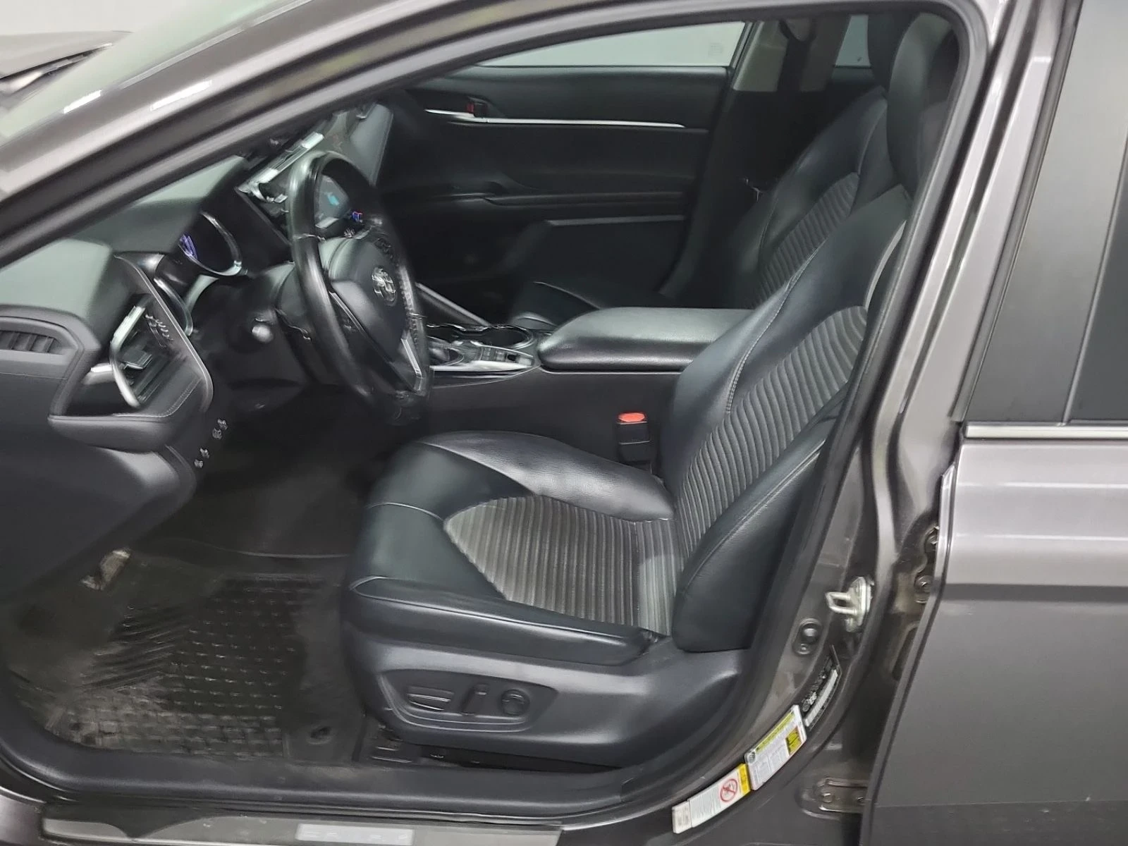 Toyota Camry ybrid SE | ПОДГРЕВ | КАМЕРА | 2019, снимка 7 - Автомобили и джипове - 54231719