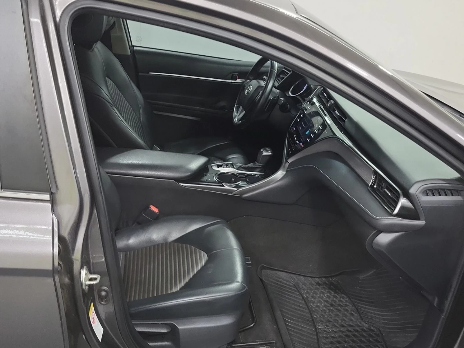 Toyota Camry ybrid SE | ПОДГРЕВ | КАМЕРА | 2019, снимка 12 - Автомобили и джипове - 54231719