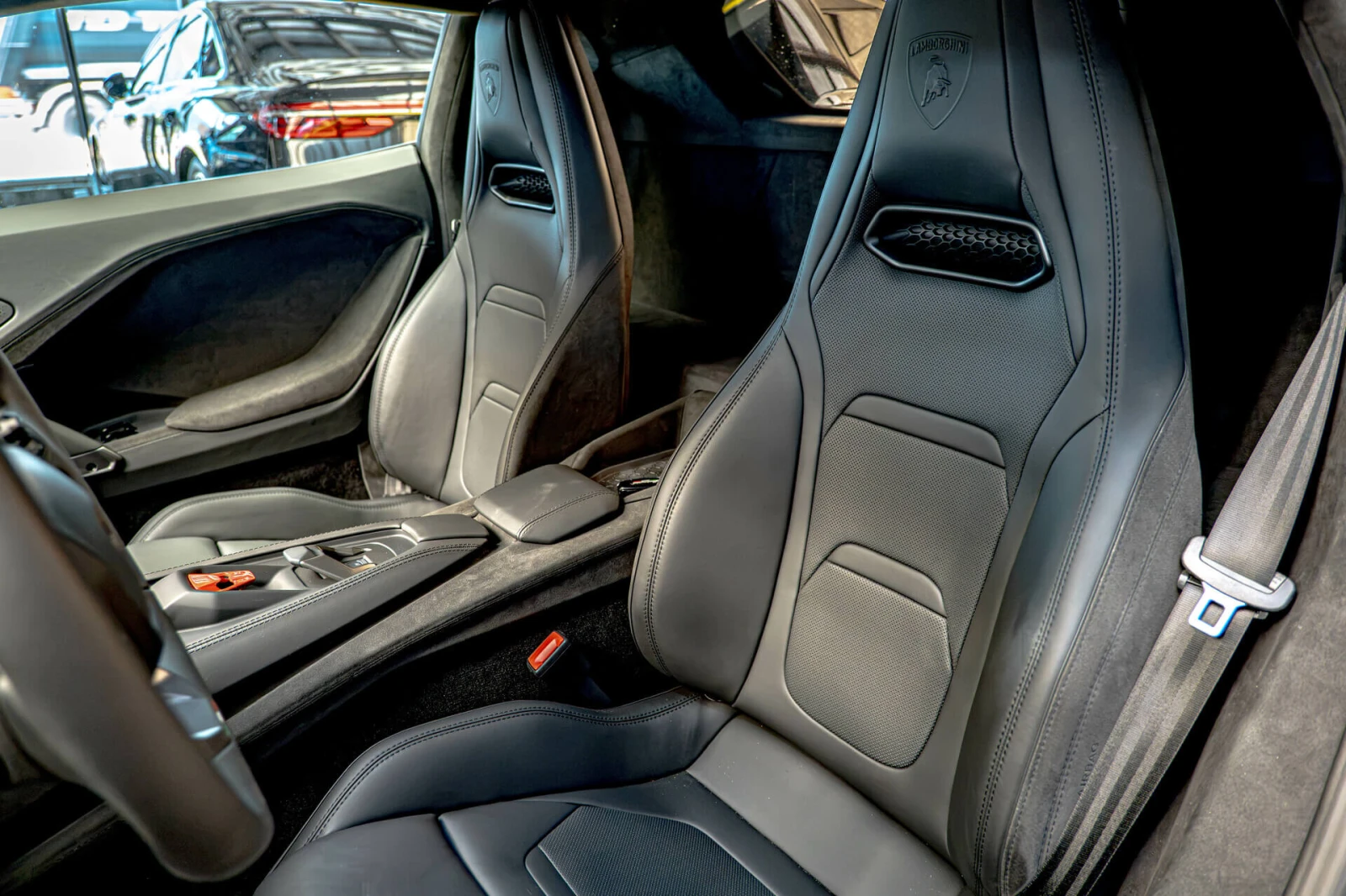 Lamborghini Temerario 4.0 PHEV/4WD/3D Камера/Керамика/Lift/PDC/Side Assi, снимка 16 - Автомобили и джипове - 55637176