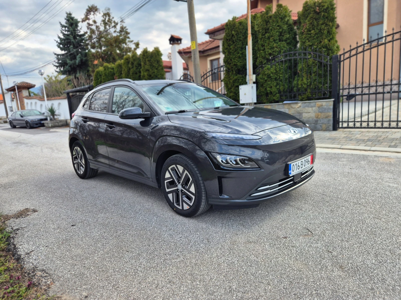 Hyundai Kona 64Kw/Premium-Full/22г./Hyundai сертификат SOH-100%, снимка 2 - Автомобили и джипове - 53996879