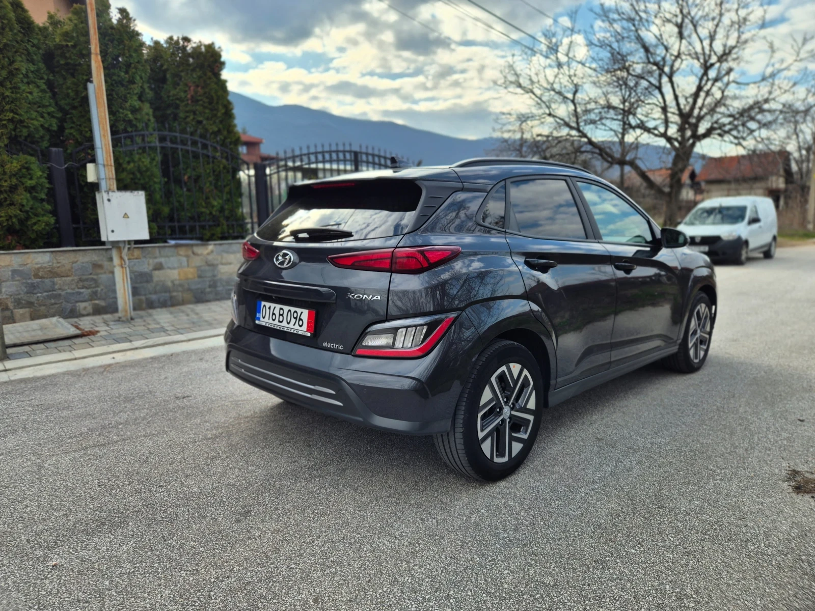 Hyundai Kona 64Kw/Premium-Full/22г./Hyundai сертификат SOH-100%, снимка 4 - Автомобили и джипове - 53996879