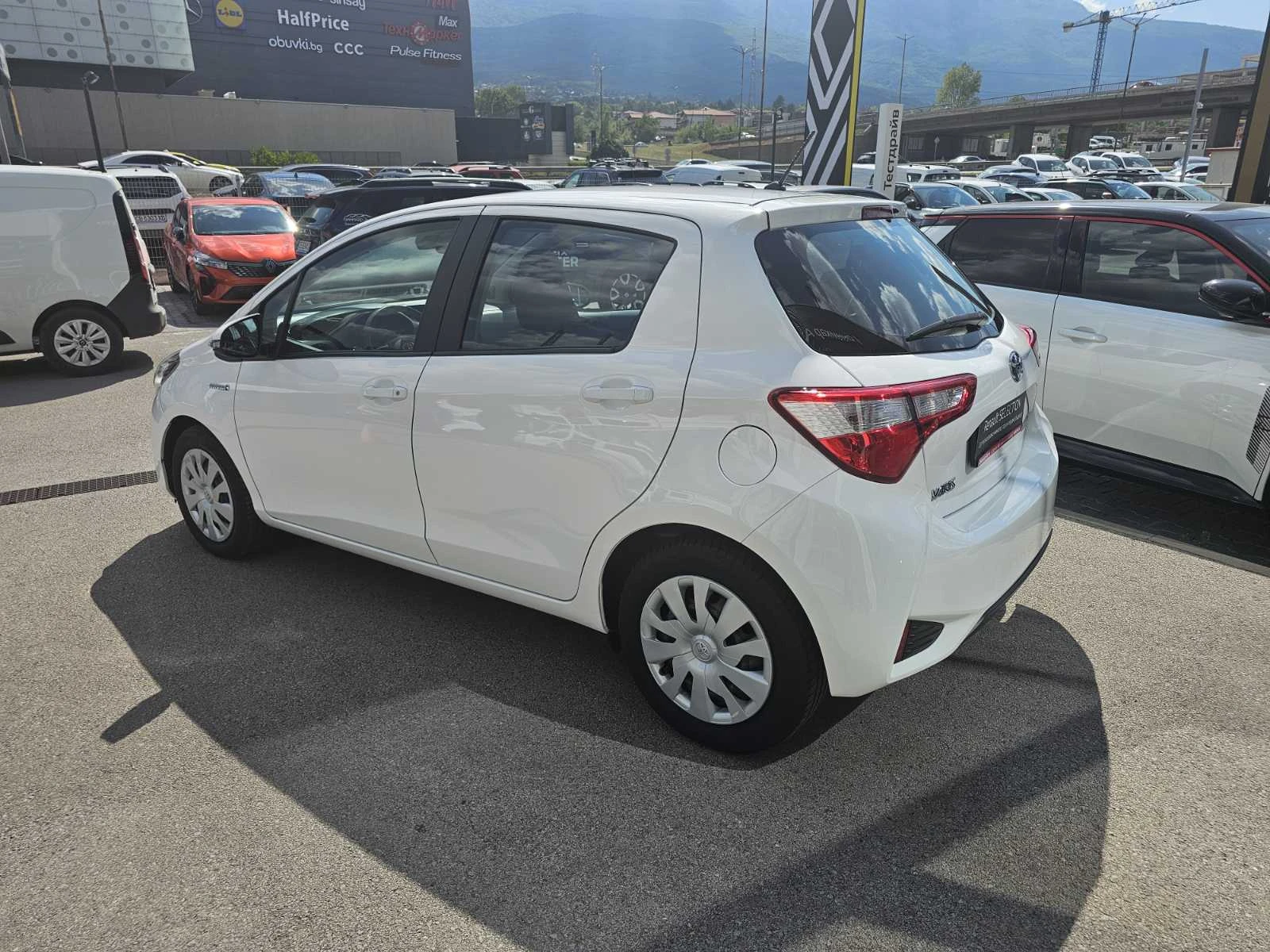 Toyota Yaris HYBRID 1.5  - изображение 4