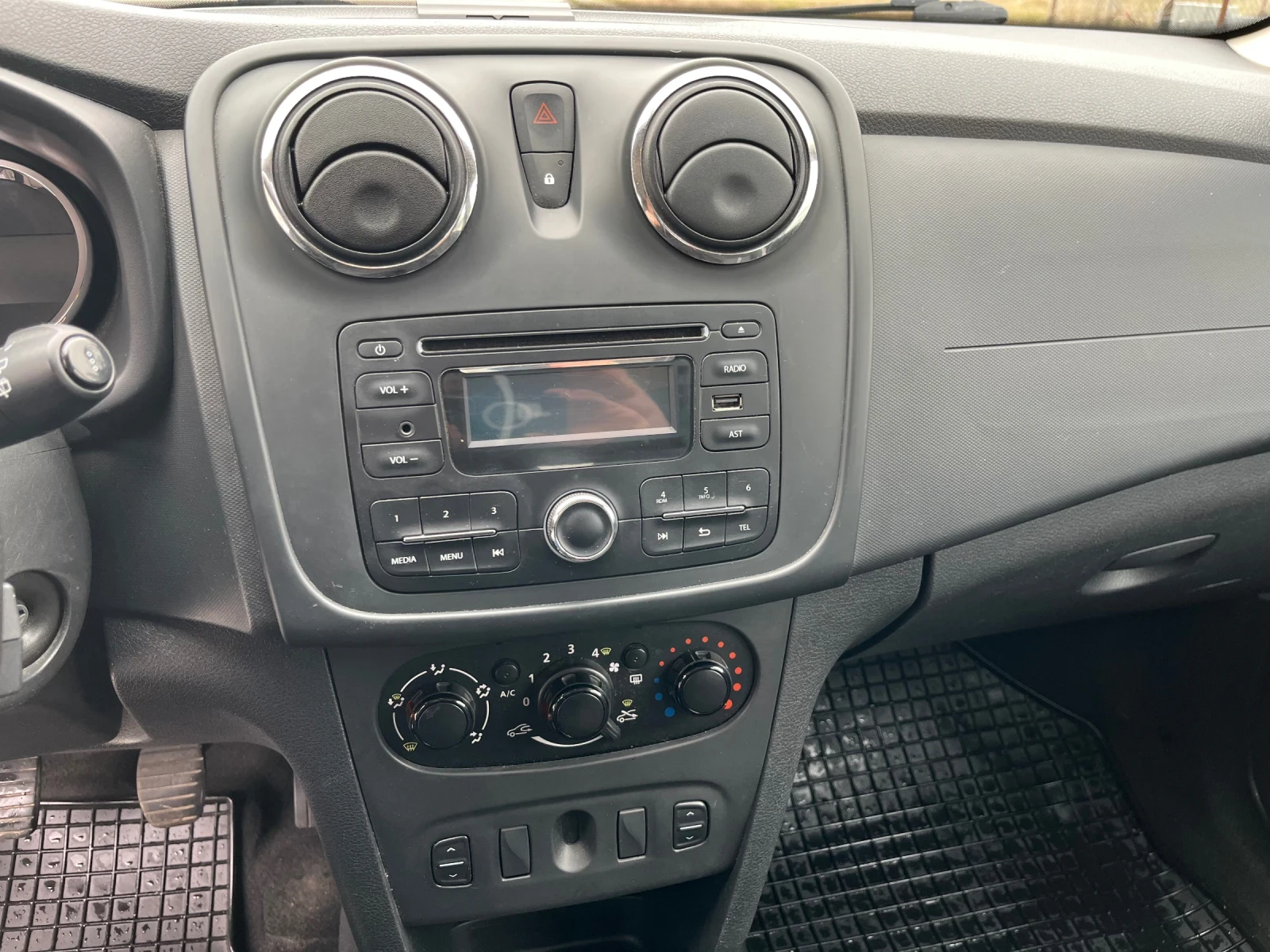 Dacia Sandero  - изображение 8