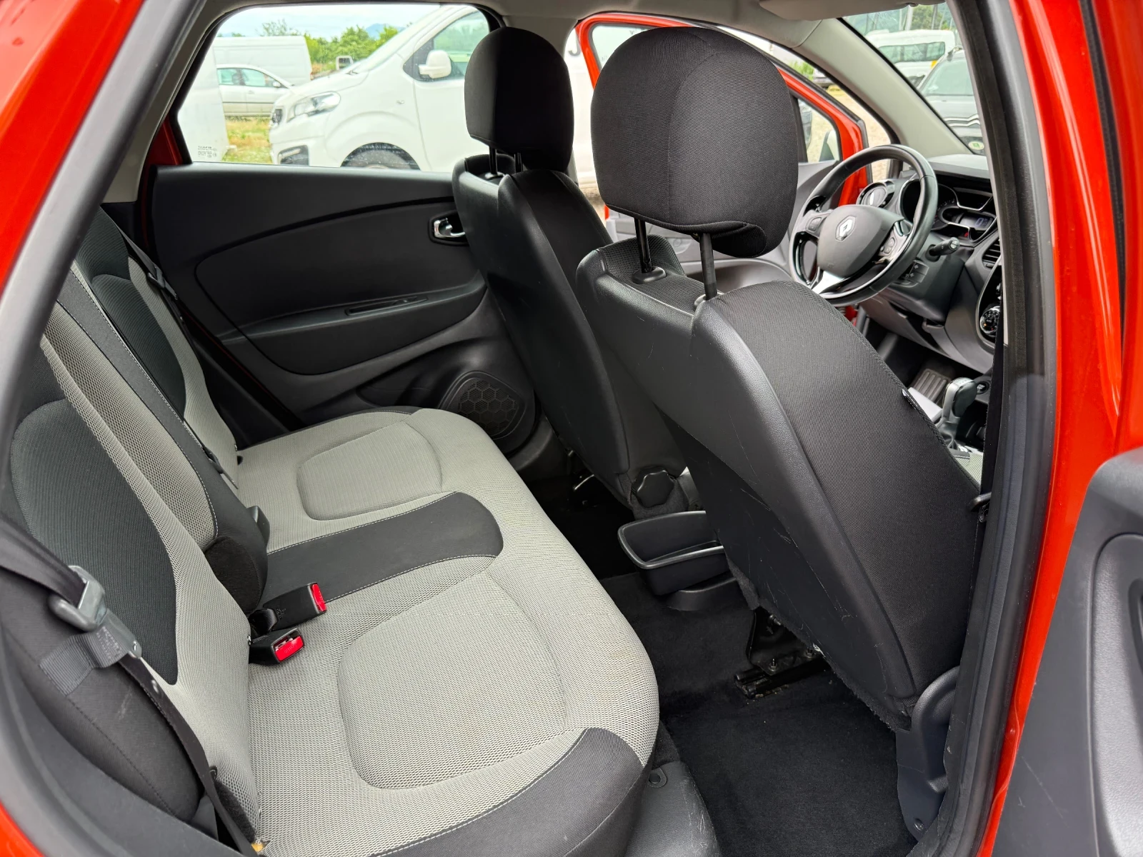 Renault Captur, снимка 13 - Автомобили и джипове - 54885003