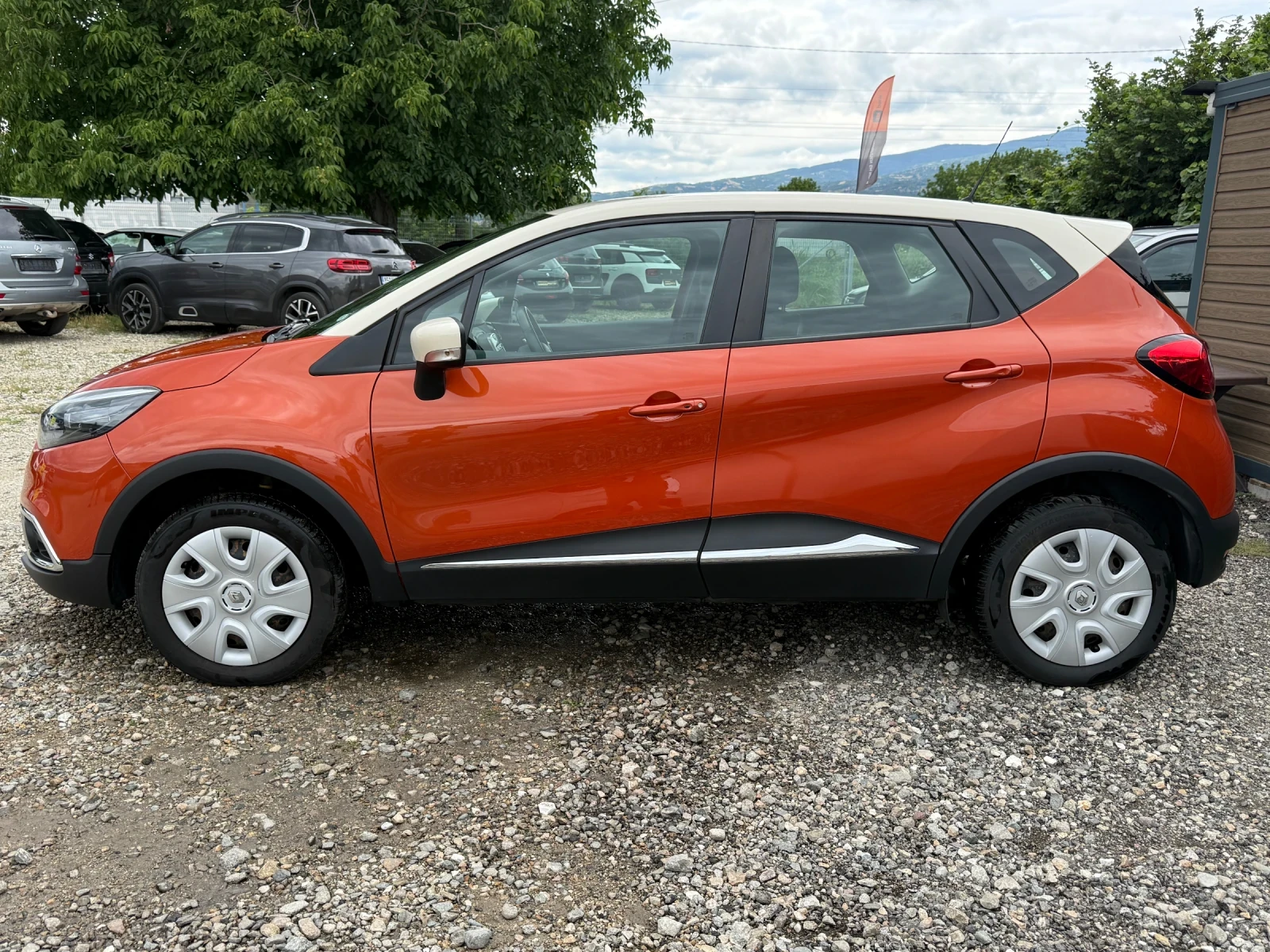 Renault Captur, снимка 2 - Автомобили и джипове - 54885003