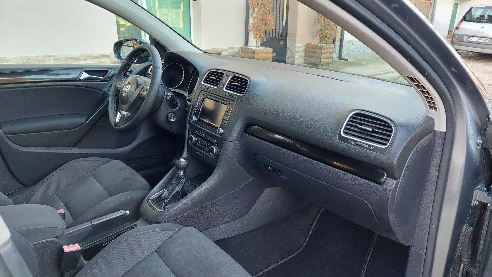 VW Golf 1.6tdi Highline 105hp, снимка 12 - Автомобили и джипове - 55512073