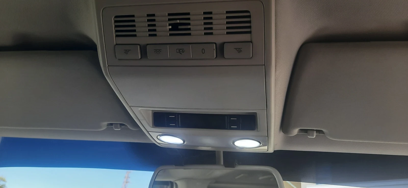 VW Multivan R line, снимка 6 - Бусове и автобуси - 56376958