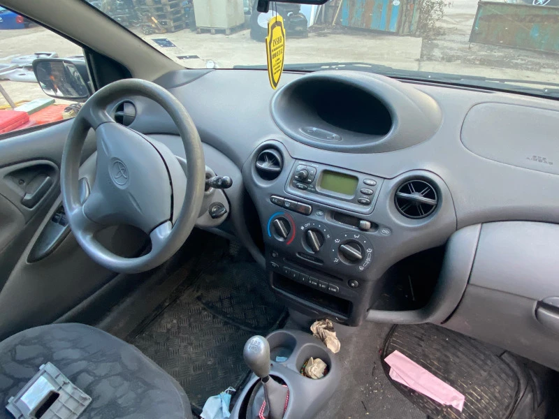 Toyota Yaris 1.0 i , снимка 4 - Автомобили и джипове - 44157182