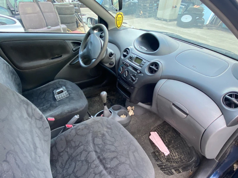 Toyota Yaris 1.0 i , снимка 3 - Автомобили и джипове - 44157182