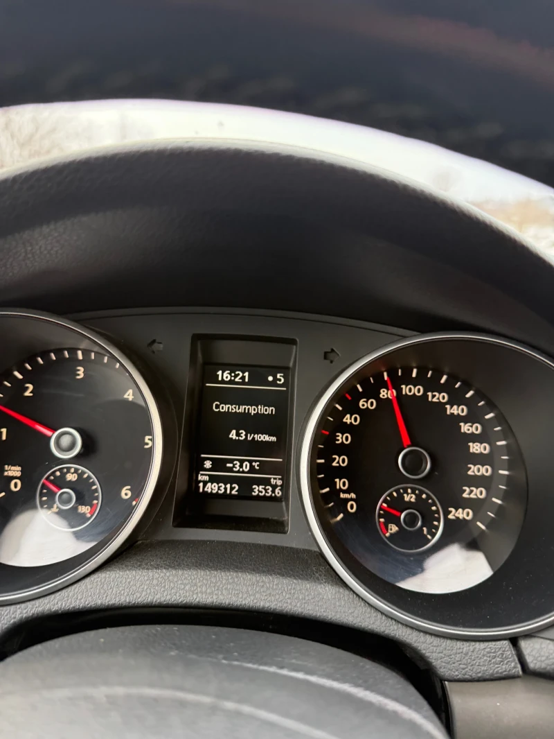 VW Golf 1.6 TDI, 90 к.с, ръчни скорости, снимка 14 - Автомобили и джипове - 53376229