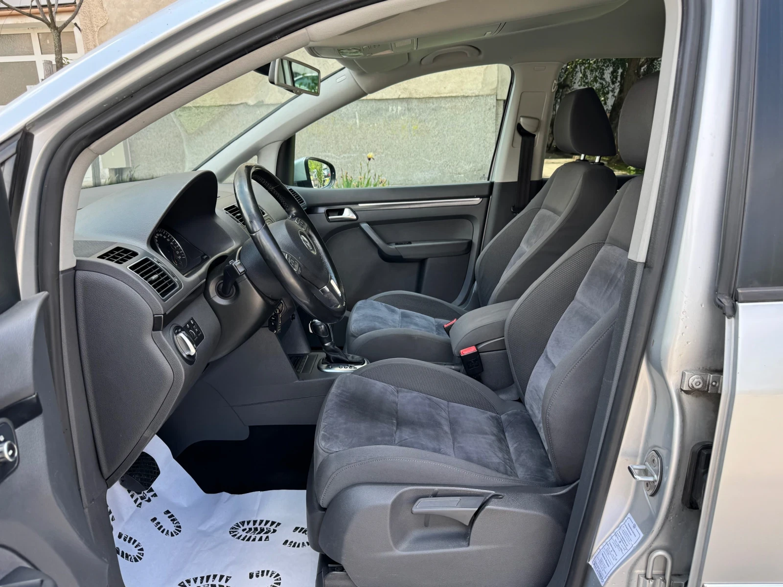VW Touran 2.0TDI 170/HIGHLINE/АВТОМАТ/ ТОП СЪСТОЯНИЕ, снимка 8 - Автомобили и джипове - 54642724