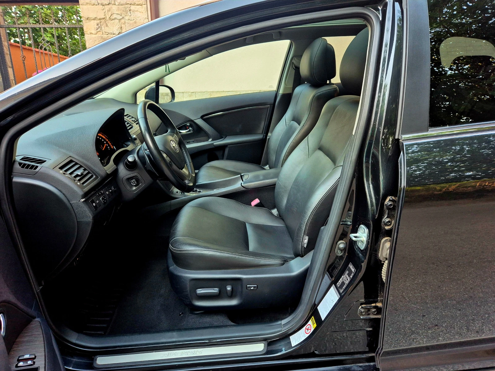 Toyota Avensis 2.2d4d-EXECUTIVE- navi-veriga-avtomat-japan , снимка 11 - Автомобили и джипове - 55082146