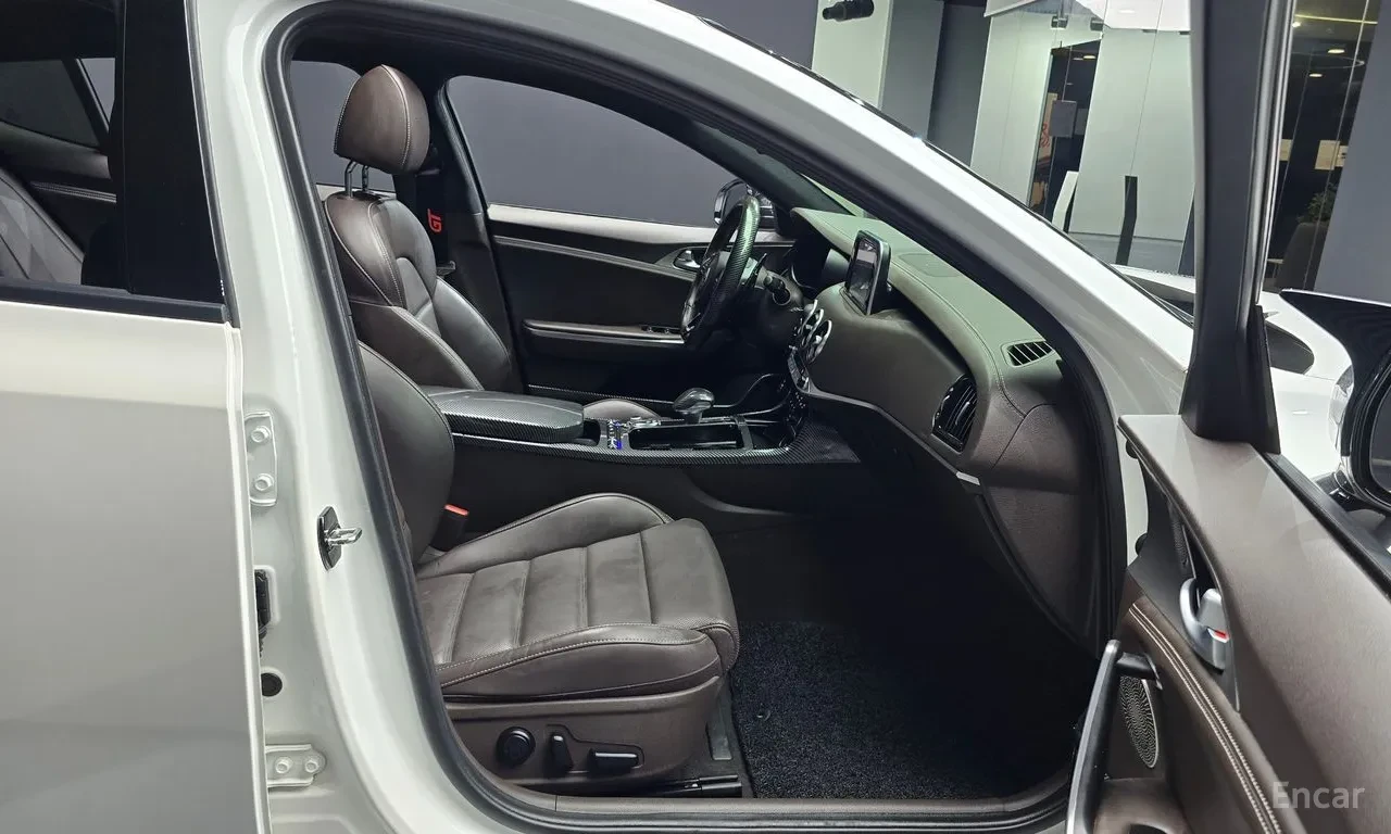 Kia Stinger 3.3 GT AWD / ГЕНЕРАЦИЯ / HUD / PANO / 360 КАМЕРИ /, снимка 14 - Автомобили и джипове - 55662456