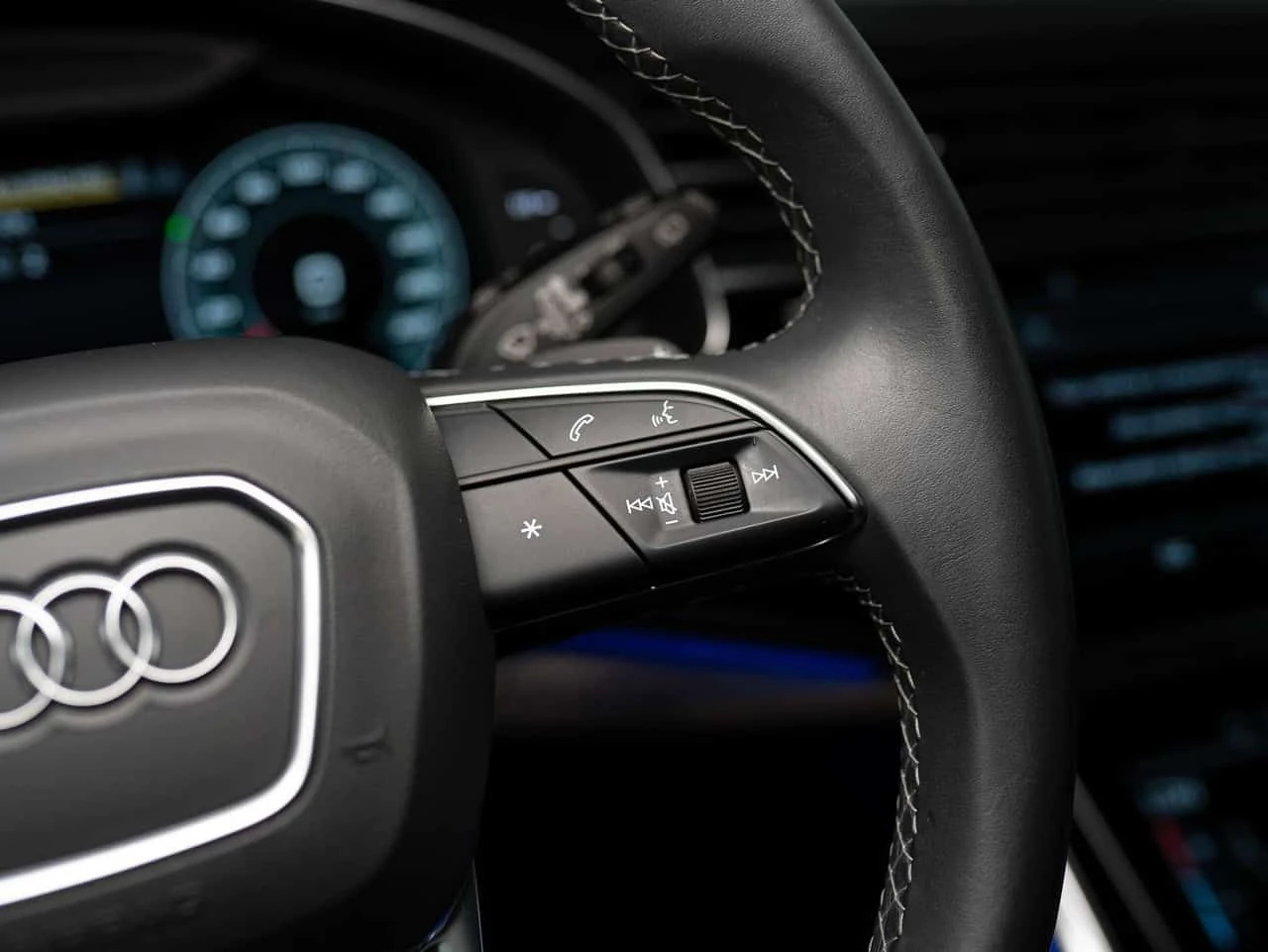 Audi Q8 * TECHNIK | S LINE | BLACK OPTICS | PANO | 22 IN *, снимка 12 - Автомобили и джипове - 54855836