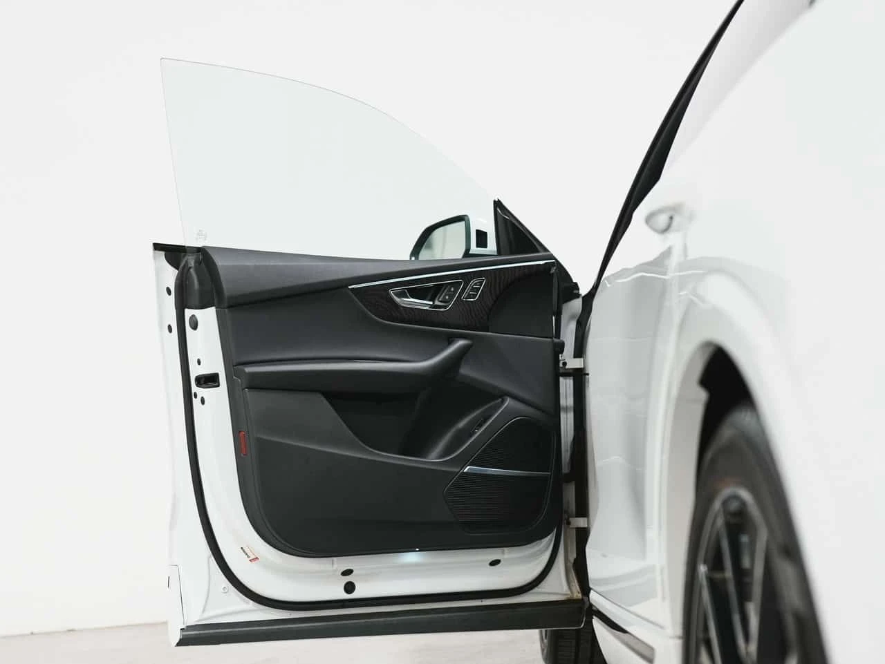 Audi Q8 * TECHNIK | S LINE | BLACK OPTICS | PANO | 22 IN *, снимка 9 - Автомобили и джипове - 54855836