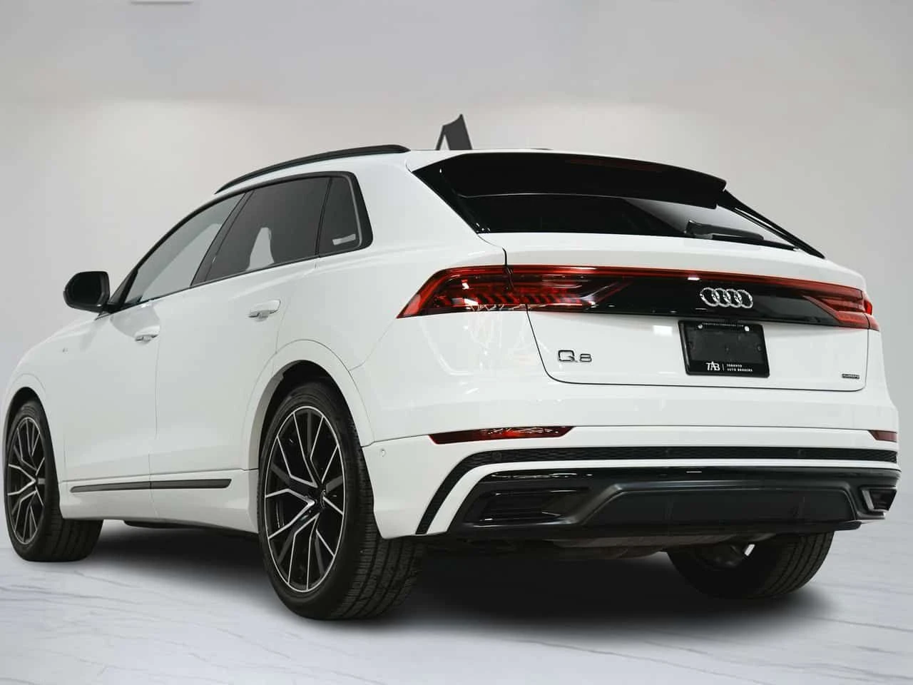 Audi Q8 * TECHNIK | S LINE | BLACK OPTICS | PANO | 22 IN *, снимка 5 - Автомобили и джипове - 54855836