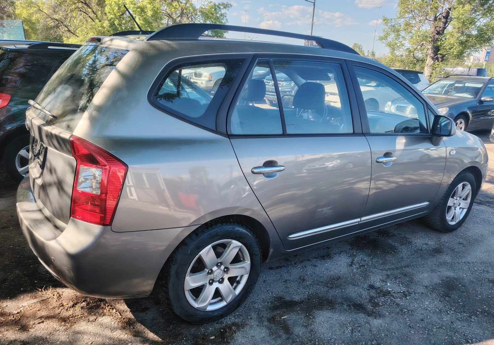 Kia Carens 2.0i/ 6+ 1 места , снимка 4 - Автомобили и джипове - 54430467