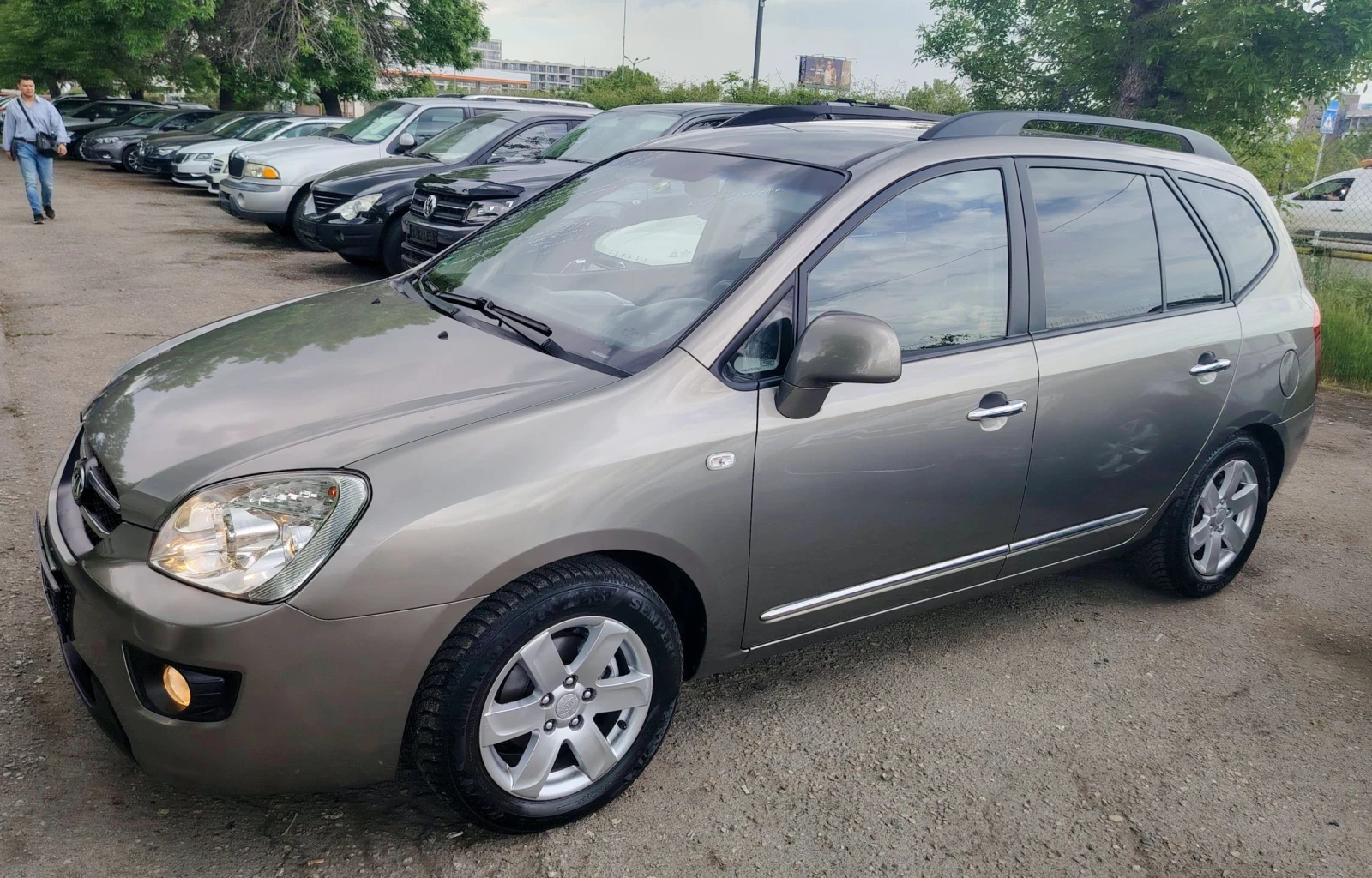 Kia Carens 2.0i/ 6+ 1 места , снимка 2 - Автомобили и джипове - 54430467