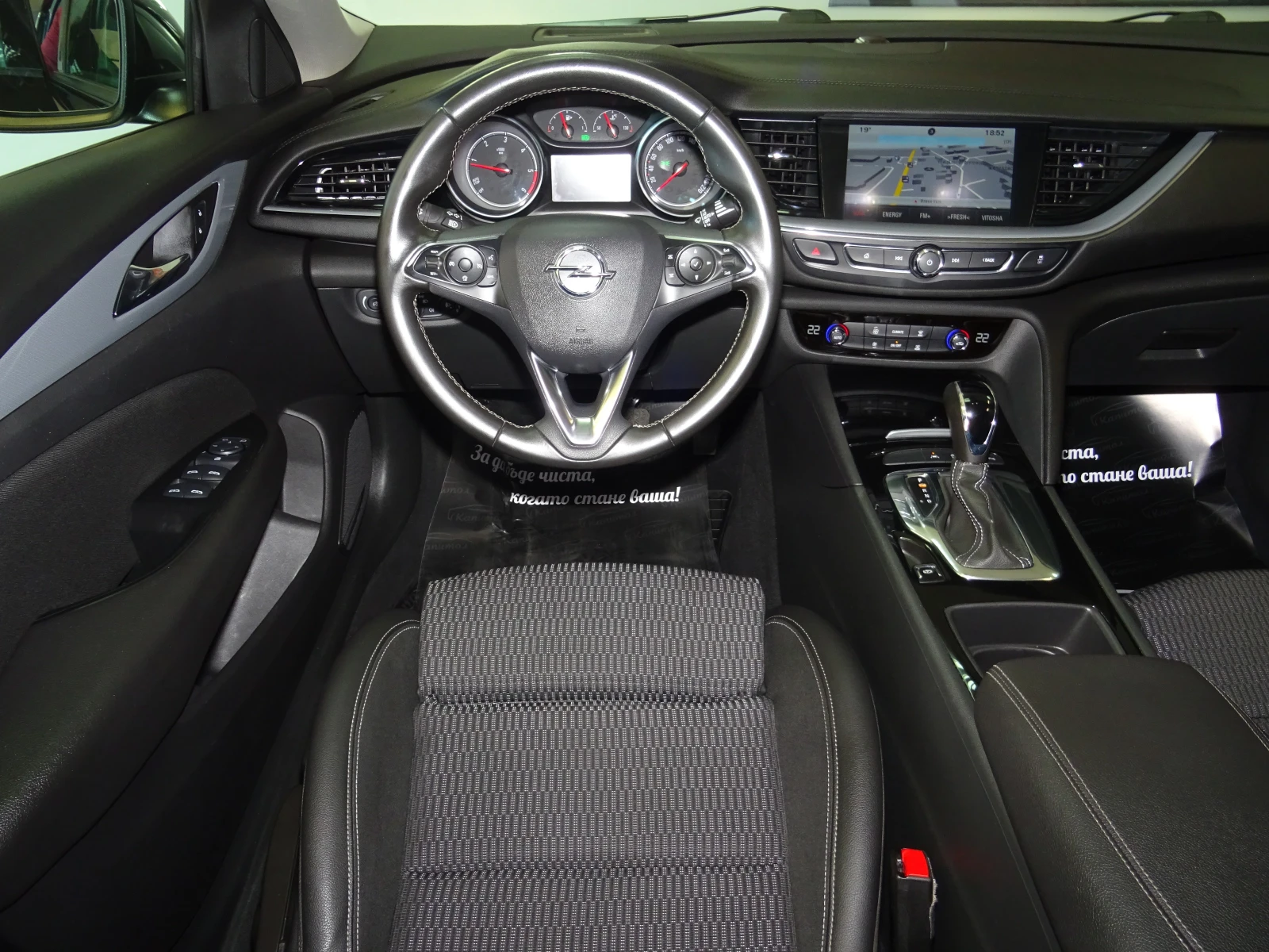 Opel Insignia Grand Sport 1.6CDTI 136, снимка 10 - Автомобили и джипове - 56119748