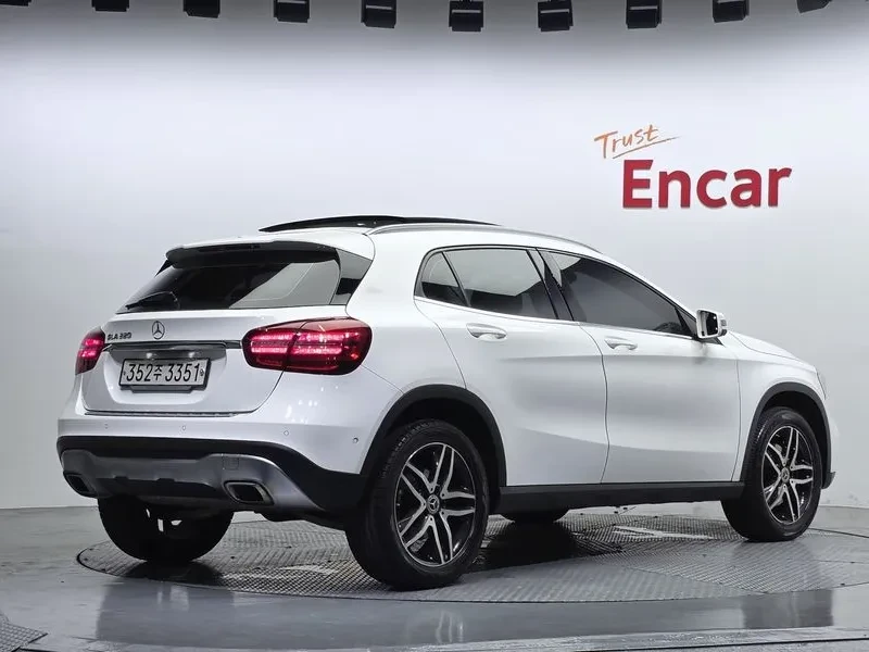 Mercedes-Benz GLA 200 Premium, снимка 2 - Автомобили и джипове - 55883658