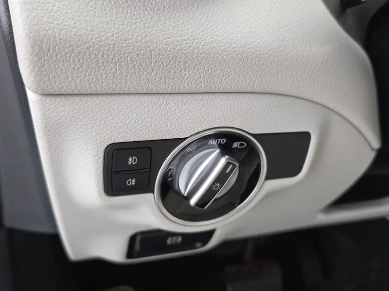 Mercedes-Benz GLA 200 Premium, снимка 17 - Автомобили и джипове - 55883658