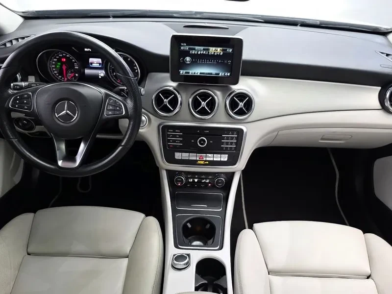Mercedes-Benz GLA 200 Premium, снимка 7 - Автомобили и джипове - 55883658