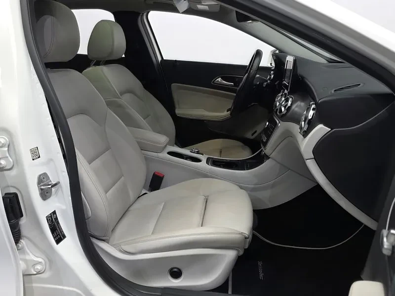 Mercedes-Benz GLA 200 Premium, снимка 11 - Автомобили и джипове - 55883658