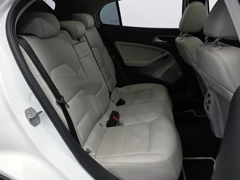 Mercedes-Benz GLA 200 Premium, снимка 12 - Автомобили и джипове - 55883658