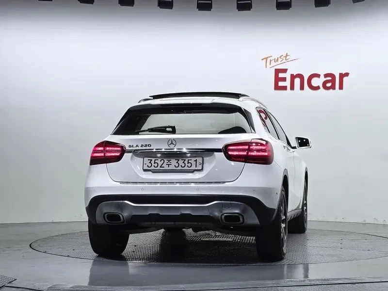 Mercedes-Benz GLA 200 Premium, снимка 4 - Автомобили и джипове - 55883658