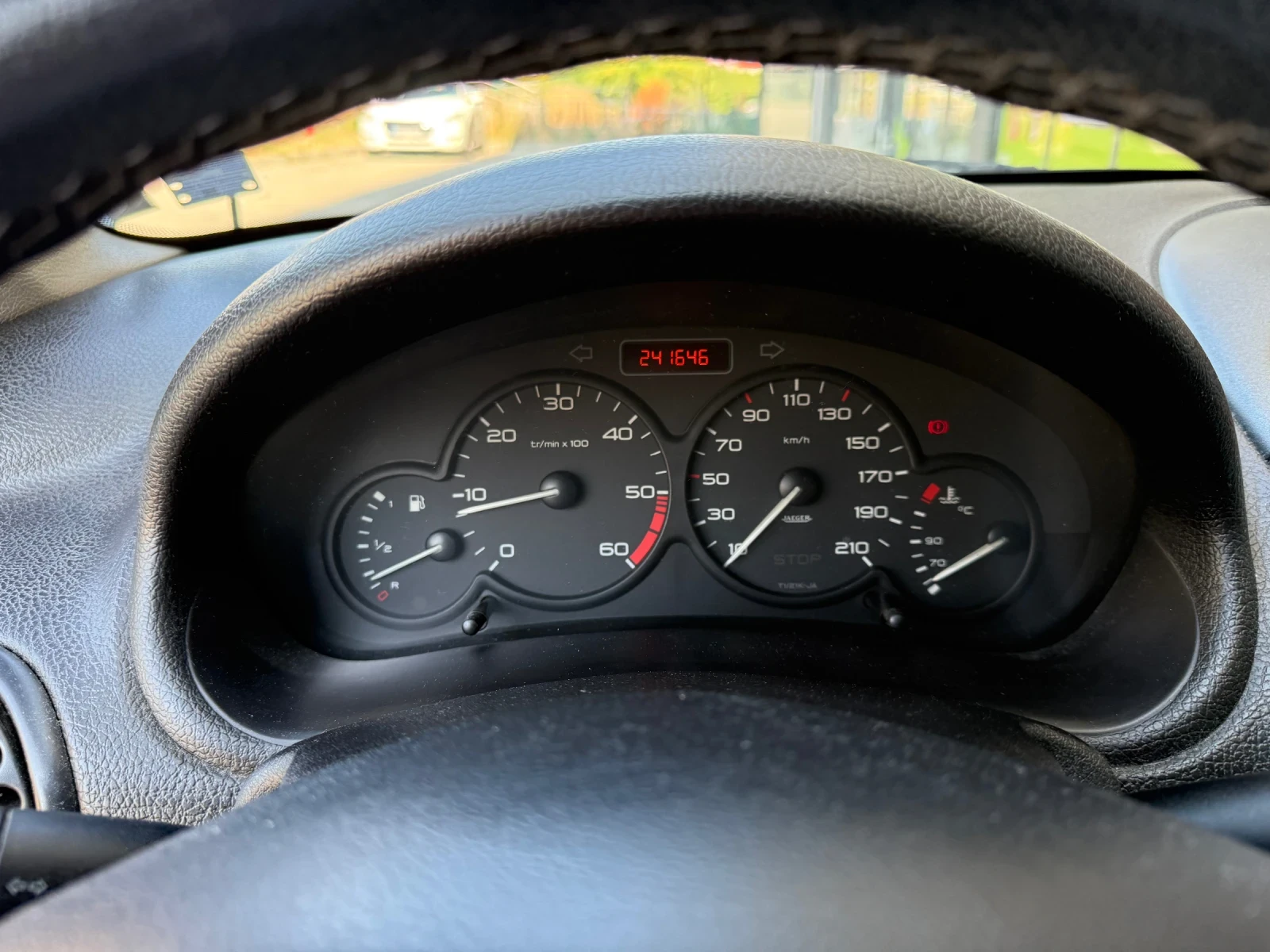 Peugeot 208 1.4 HDI ECO НОВИ ГУМИ= = НАПЪЛНО ОБСЛУЖЕНА, снимка 11 - Автомобили и джипове - 55589561