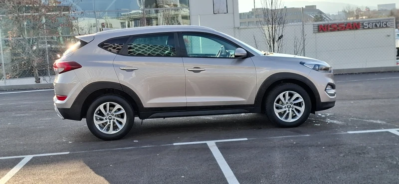 Hyundai Tucson 2.0 crdi 4x4 136 LED Automat , снимка 7 - Автомобили и джипове - 53479055