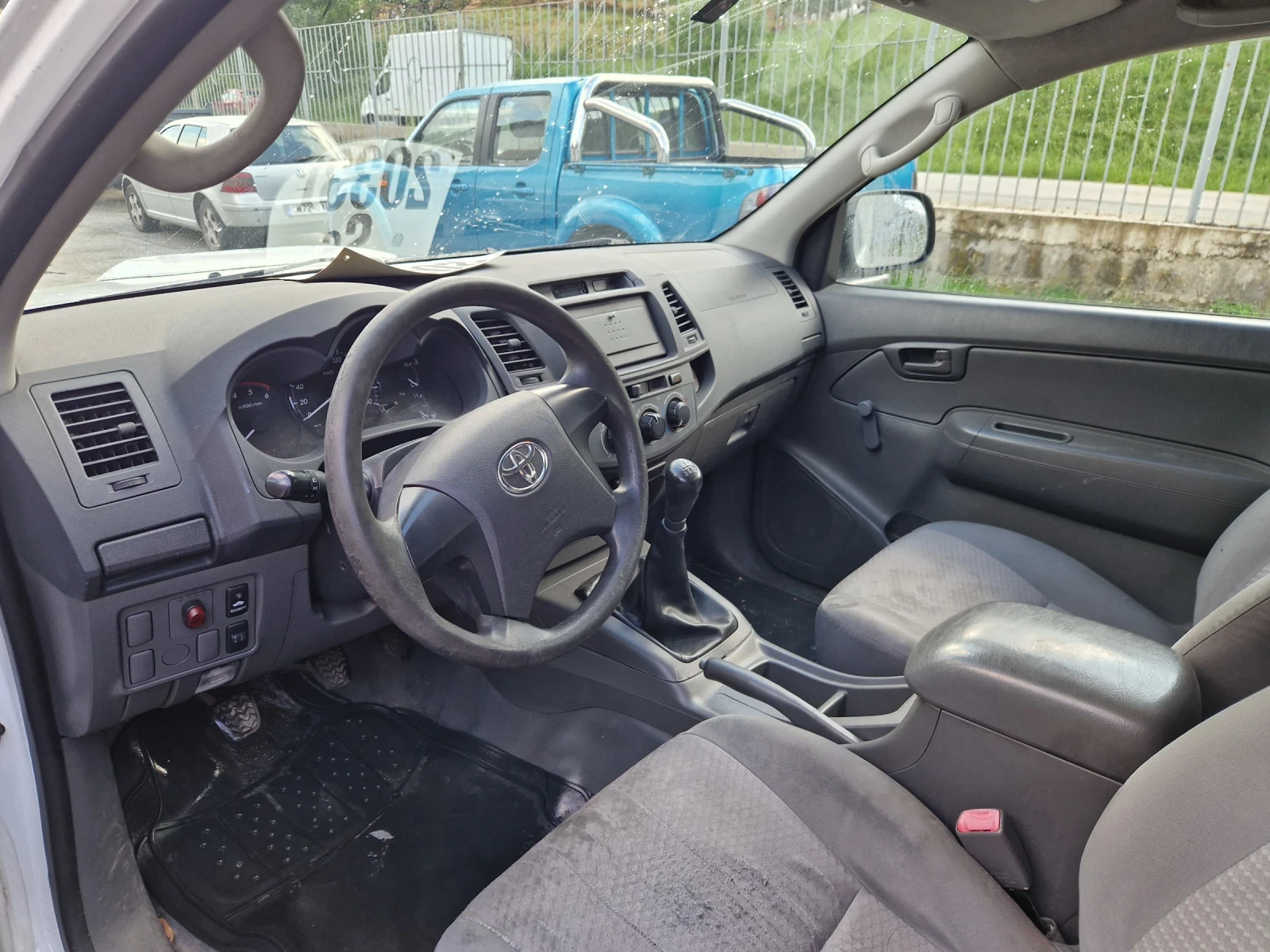 Toyota Hilux 2.5D4D 2WD, снимка 11 - Автомобили и джипове - 55405998