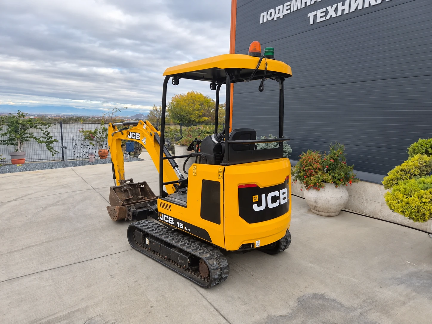 Багер JCB 16C-1 / НЕРАЗЛИЧИМ ОТ НОВ !!!, снимка 3 - Индустриална техника - 56717891