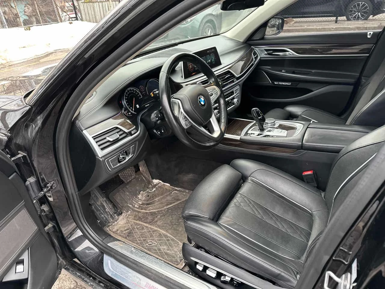 BMW 750 4dr Sdn xDrive/ОБДУХВАНЕ/360 CAM/АМБИЕНТНО, снимка 7 - Автомобили и джипове - 53819611