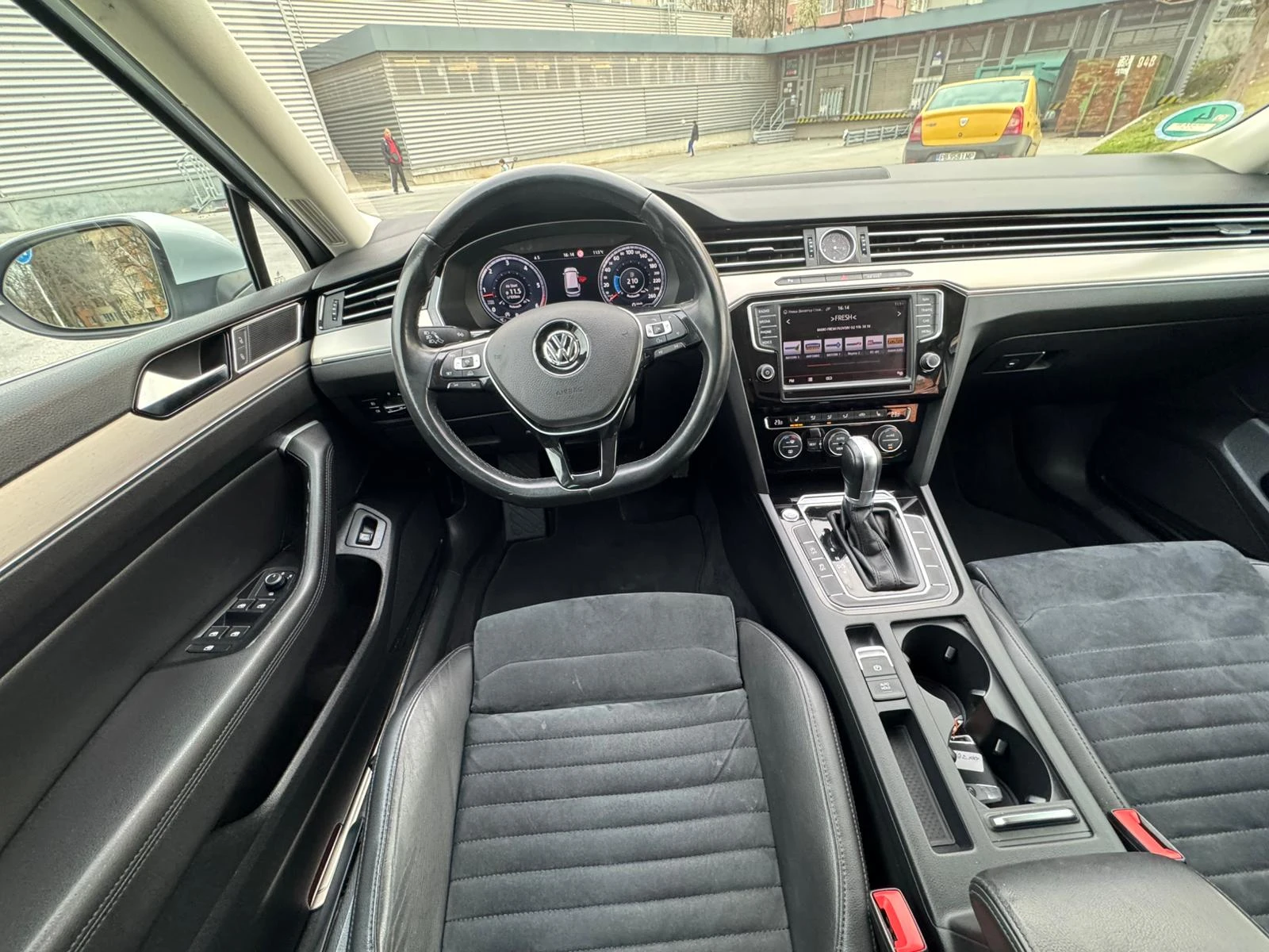 VW Passat 2.0TDI 190к.с. HIGHLINE::DIGITAL::DISTRONIC:CAMERA, снимка 10 - Автомобили и джипове - 53927703