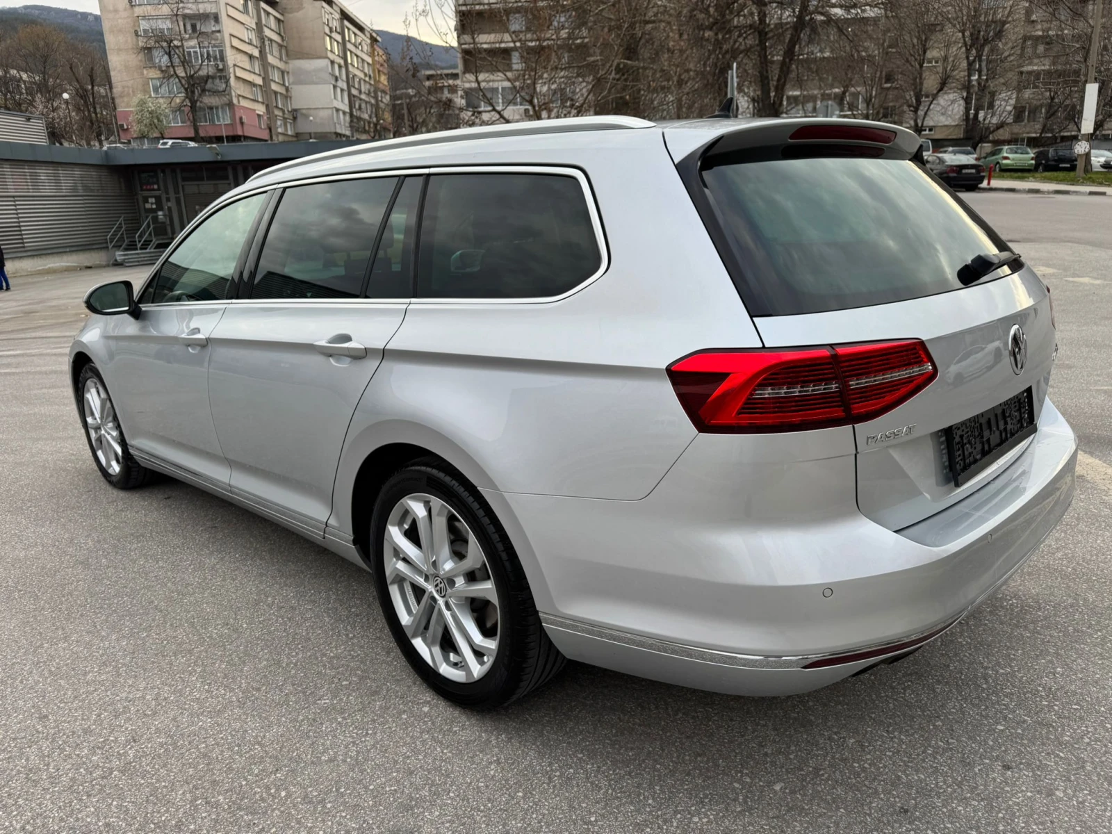 VW Passat 2.0TDI 190к.с. HIGHLINE::DIGITAL::DISTRONIC:CAMERA, снимка 6 - Автомобили и джипове - 53927703