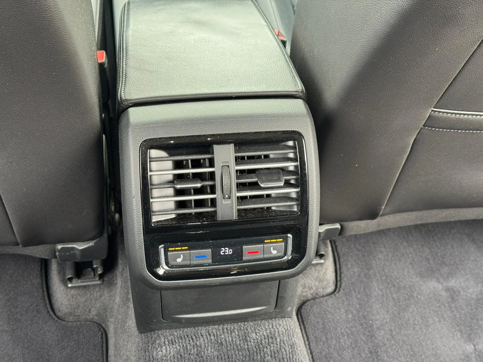 VW Passat 2.0TDI 190к.с. HIGHLINE::DIGITAL::DISTRONIC:CAMERA, снимка 16 - Автомобили и джипове - 53927703