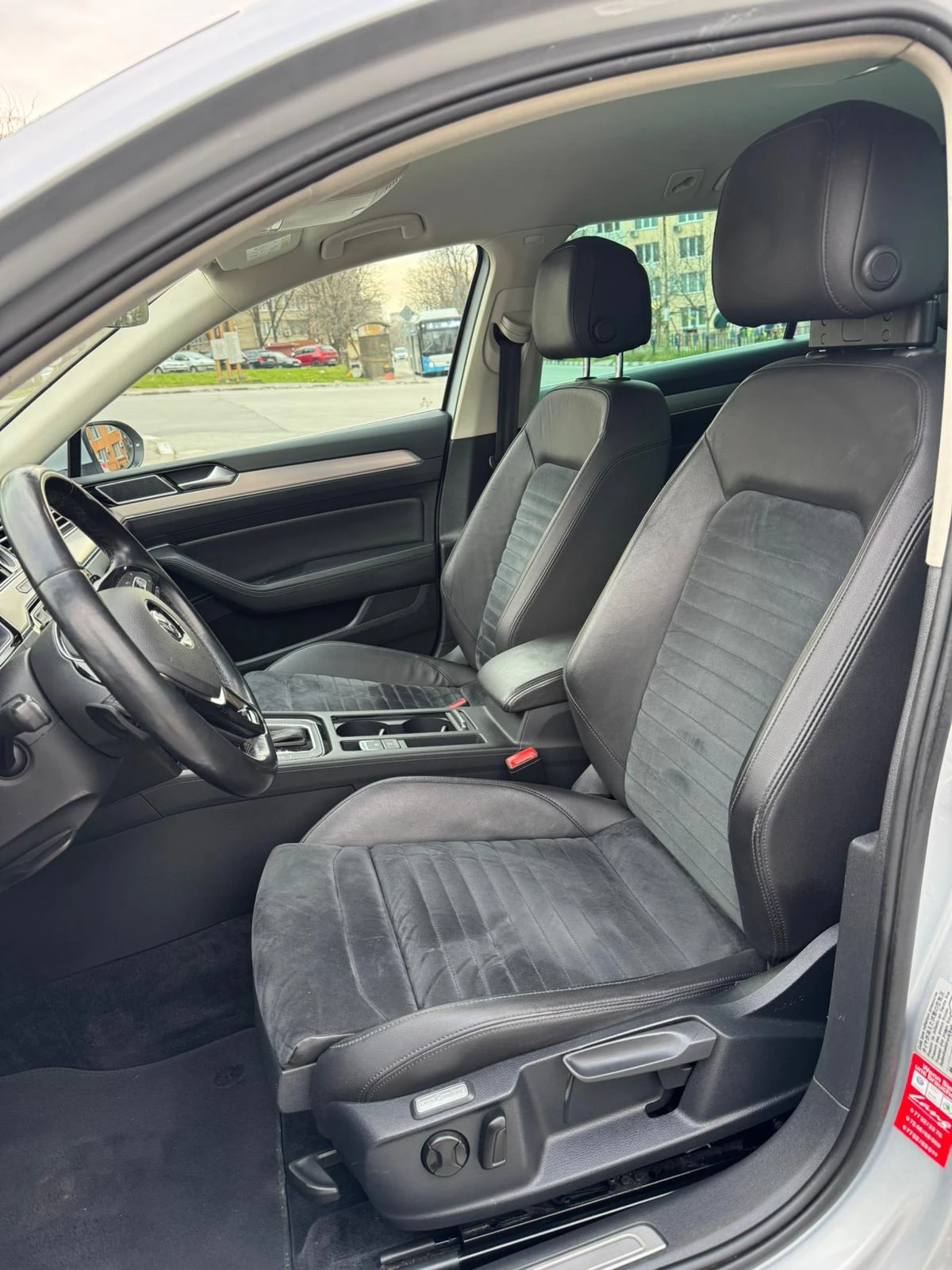 VW Passat 2.0TDI 190к.с. HIGHLINE::DIGITAL::DISTRONIC:CAMERA, снимка 8 - Автомобили и джипове - 53927703