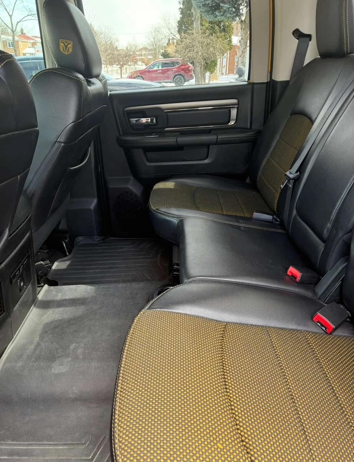 Dodge RAM 1500 * Sport * BUMBLEBEE* ПАНО* ПОДГРЕВ* KEYLESS* , снимка 12 - Автомобили и джипове - 53992325