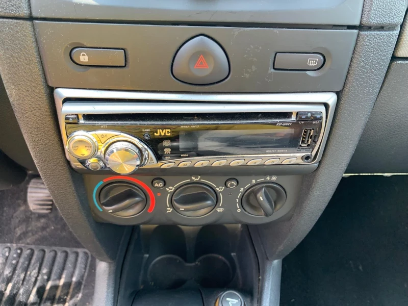 Renault Clio 1.2 Benzin КЛИМАТИК Евро 4, снимка 10 - Автомобили и джипове - 51290579