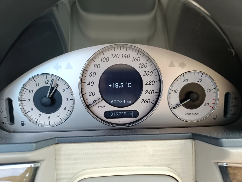 Mercedes-Benz E 270 Avantgarde , снимка 8 - Автомобили и джипове - 52258164