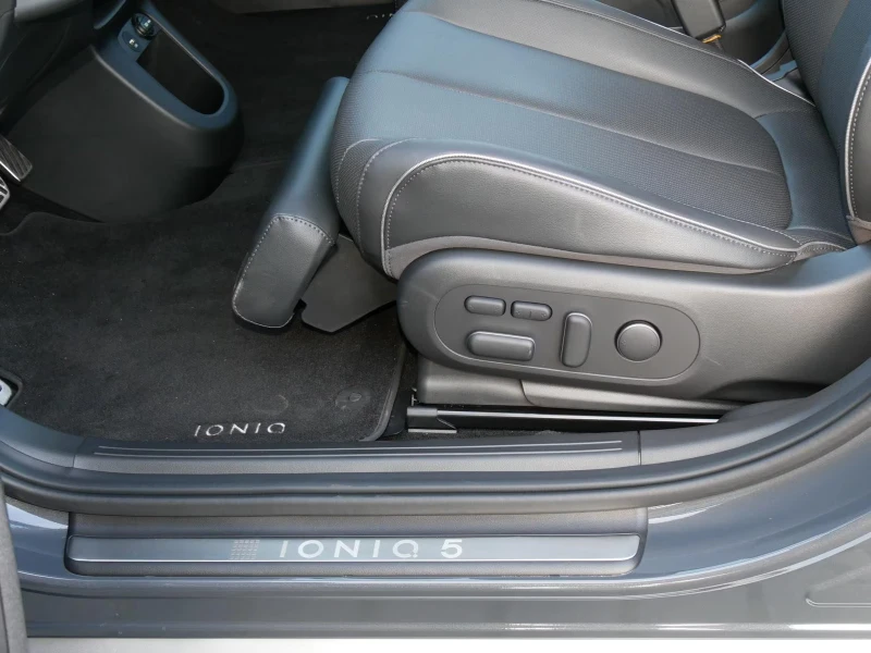 Hyundai Ioniq 5 UNIQ/325HP/4WD/PANO/CAM/MEMO/HUD/LED/CPLAY/737g, снимка 11 - Автомобили и джипове - 53287005