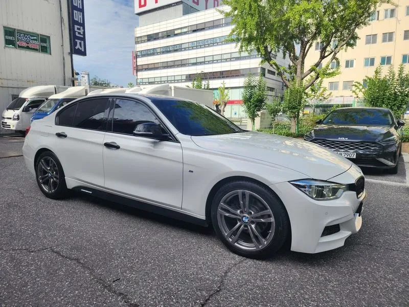 BMW 320 i - САМО 30% АВАНС, снимка 2 - Автомобили и джипове - 56304453