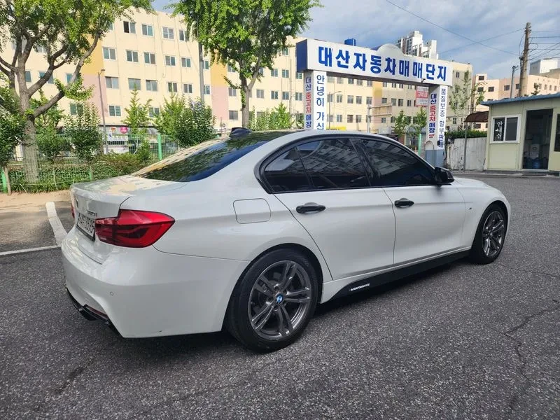 BMW 320 i - САМО 30% АВАНС, снимка 5 - Автомобили и джипове - 56304453