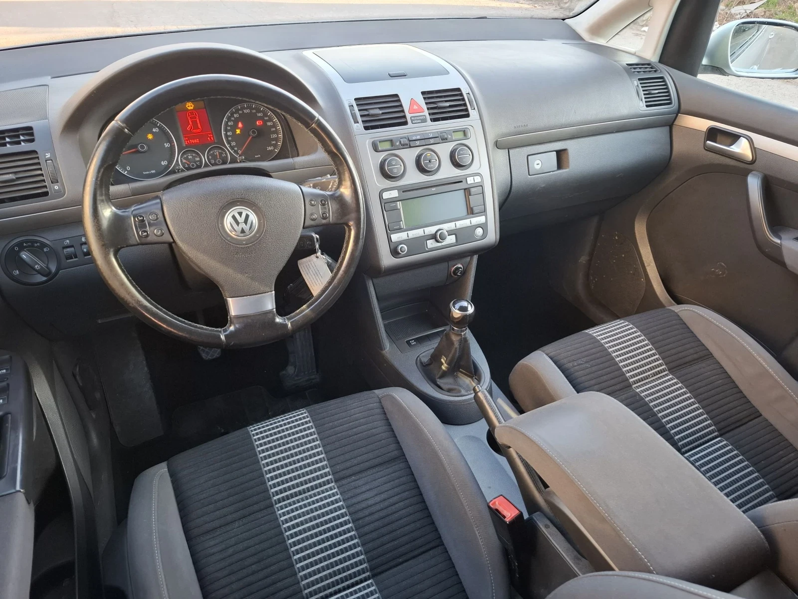 VW Touran 1.9-105ps. UNITED, снимка 8 - Автомобили и джипове - 53844182